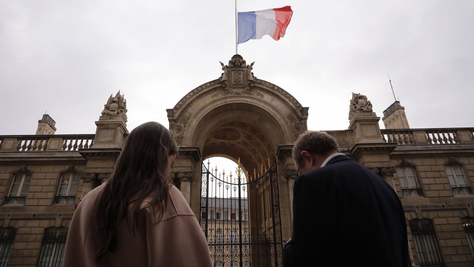 Una bandera francesa ondea en el Palacio del Elíseo en Parí