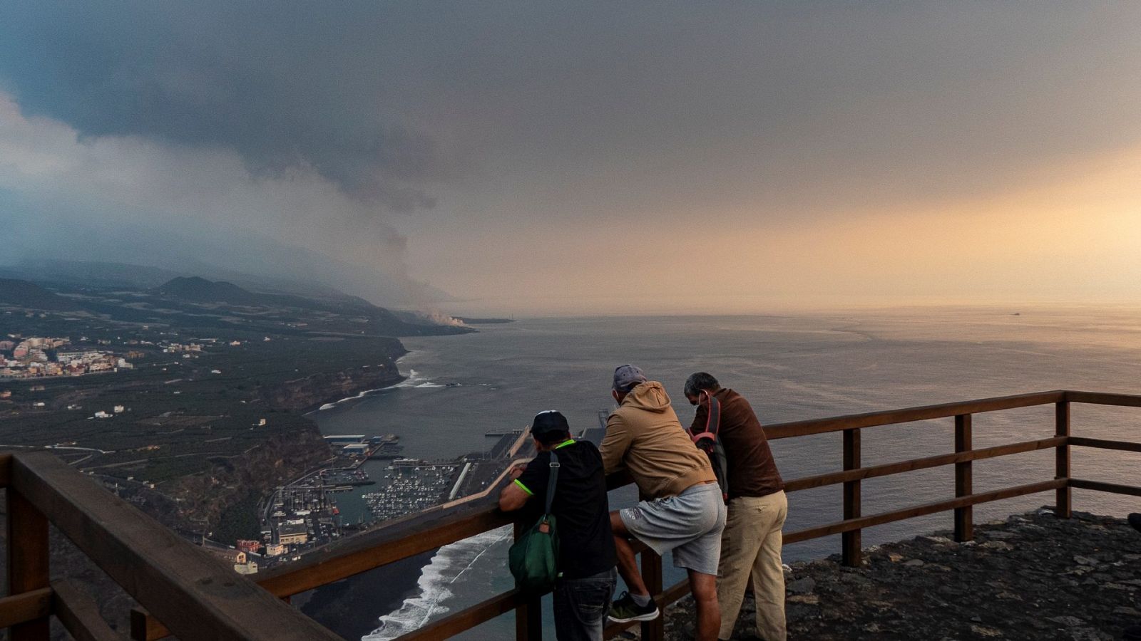 Unos turistas contemplan el Valle de Aridane desde un mirador en Tazacorte