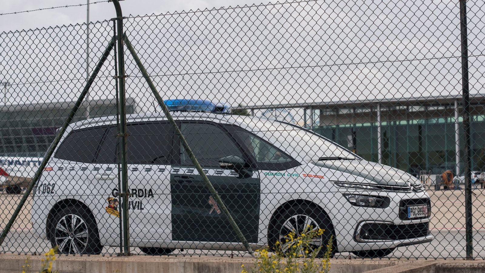 Un coche de la Guardia Civil en el aeropuerto de Palma