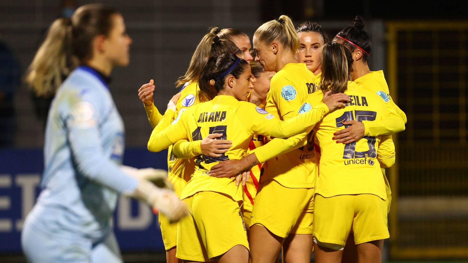 Las jugadoras del Barça celebran un gol ante el Hoffenheim (con su portera, desenfocada, en primer plano)