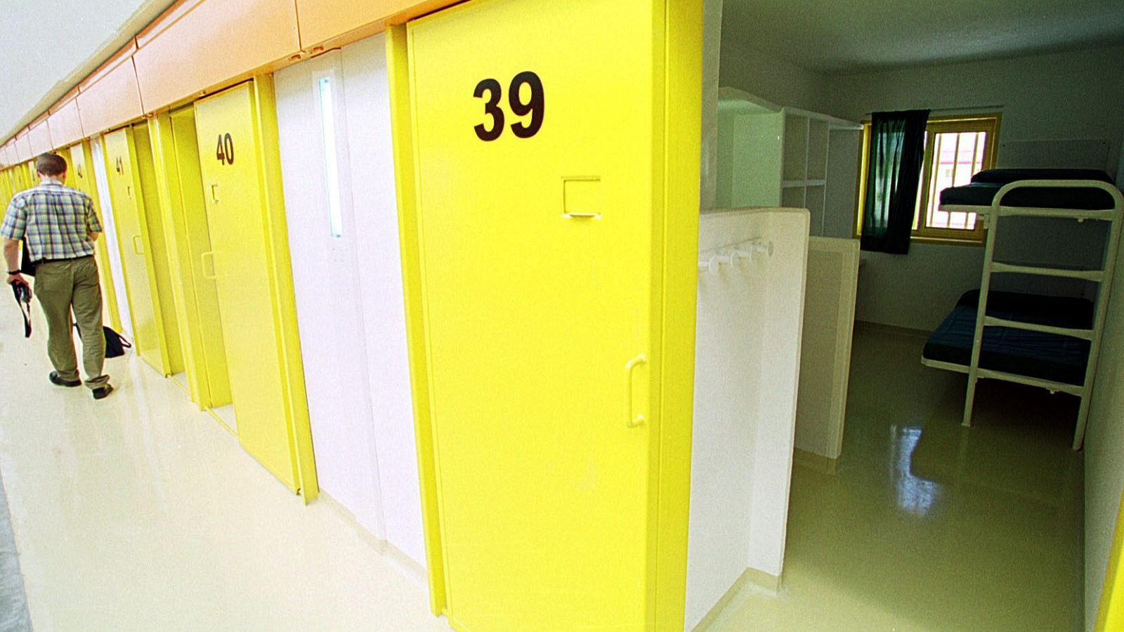 Galerías del centro penitenciario alicantino con las puertas de color amarillo