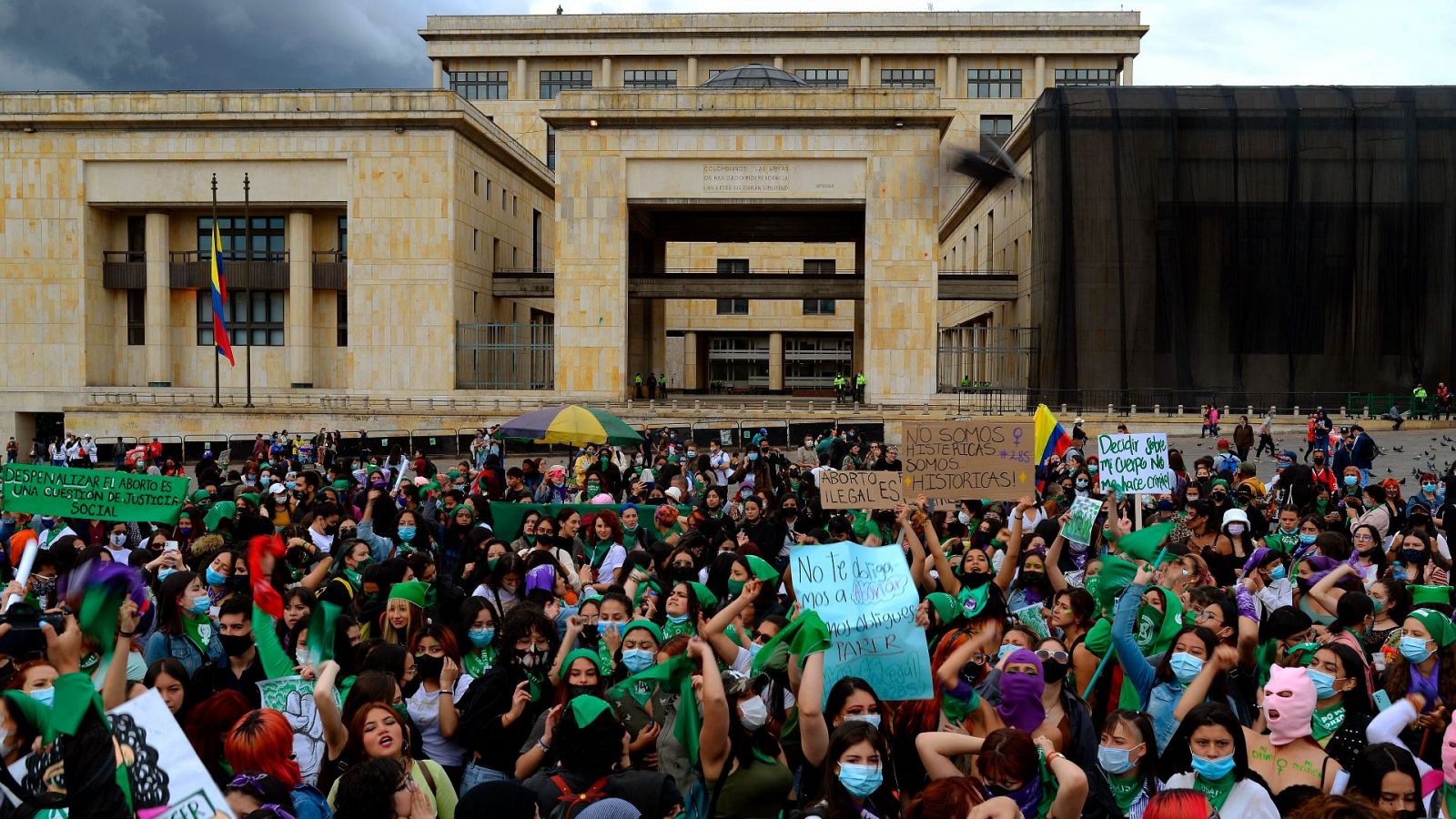 Cientos de mujeres protestan a favor del "aborto libre, feminista y antirracista" en Bogotá