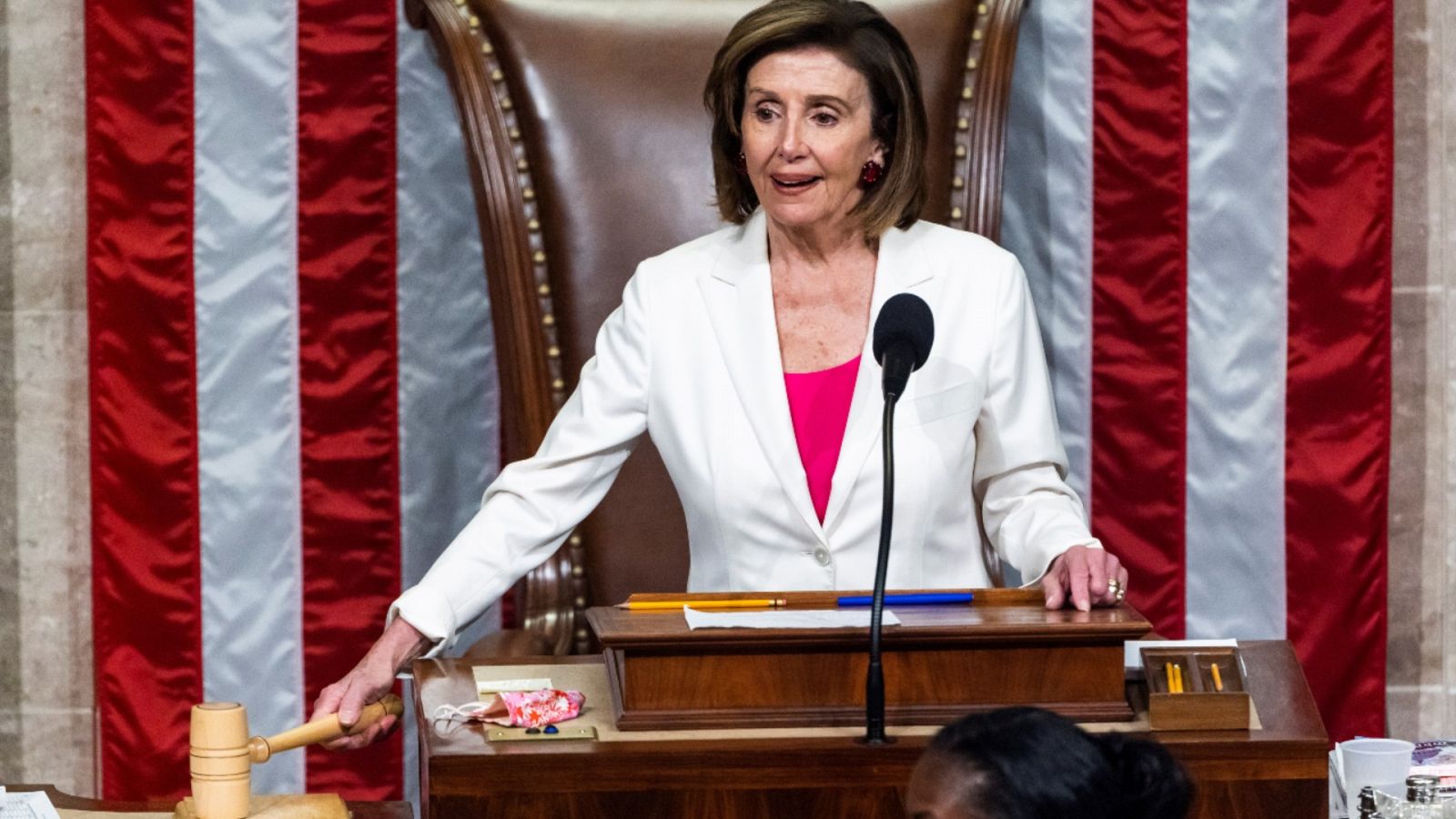 Una imagen de la presidenta de la Cámara de Representantes de Estados Unidos, Nancy Pelosi, tras finalizar la votación del plan social del presidente Joe Biden.