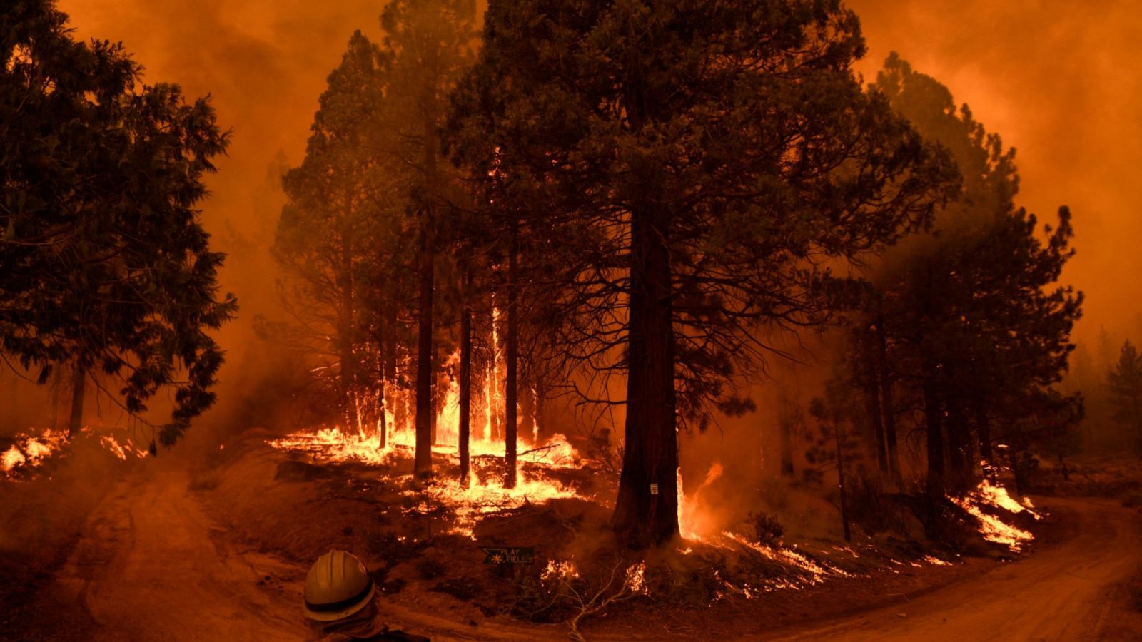 Imagen de archivo del 23 de septiembre de 2021 de un bombero observando las llamas y el humo de un incendio forestal en California (Estados Unidos).