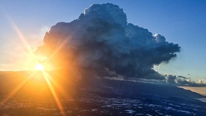 Una gran columna de gases emerge a primera hora del volcán de Cumbre Vieja