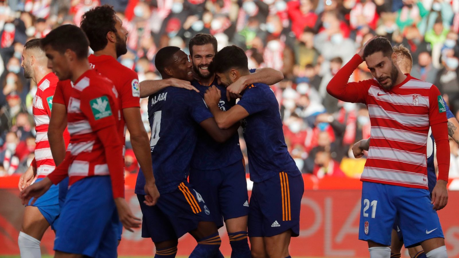 Los jugadores del Real Madrid, Alaba, Nacho y Asensio celebran el tanto del alcalaíno