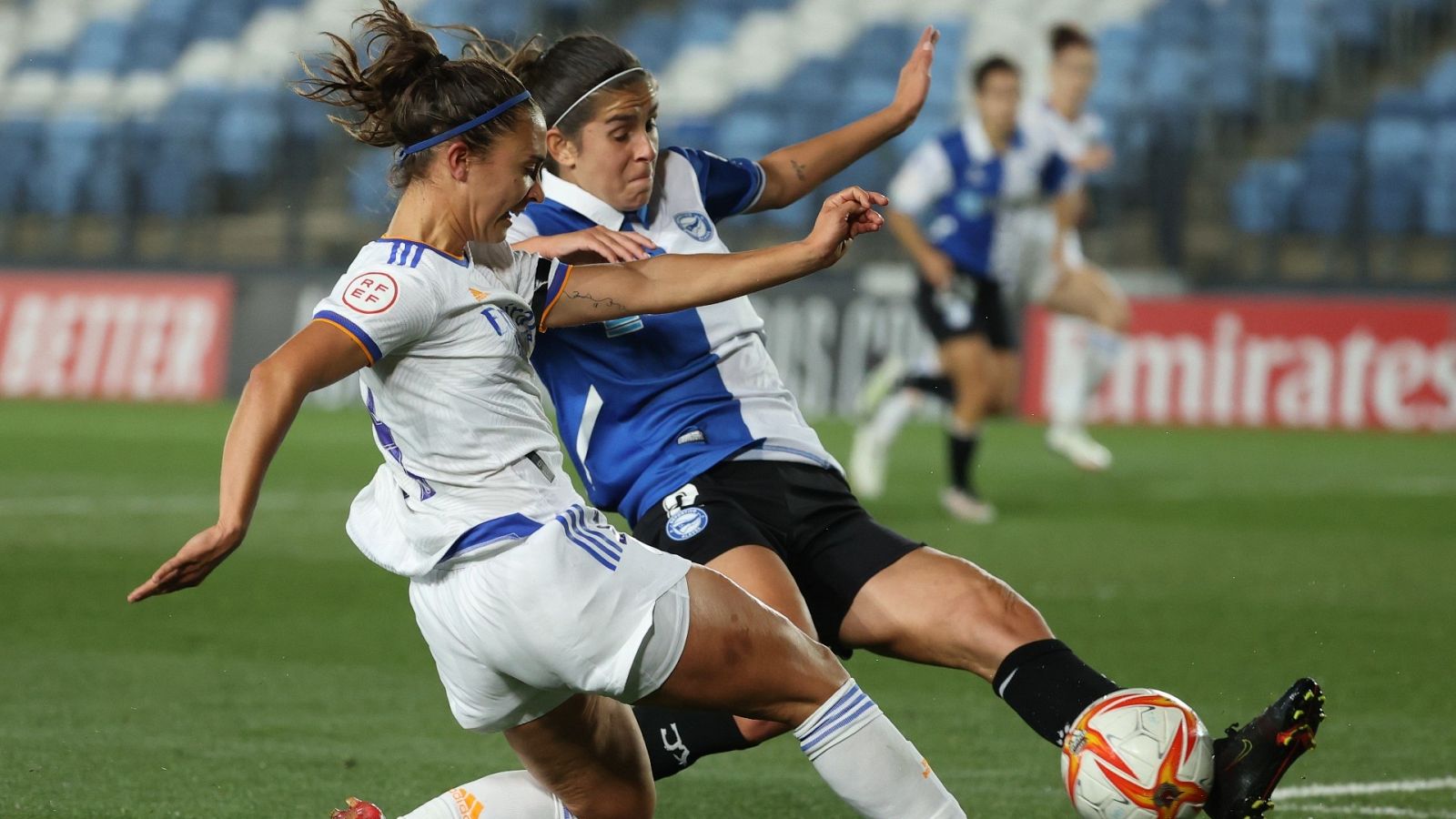  La delantera del Real Madrid Nahikari García (i) lucha con Sonia Majarín, del Alavés