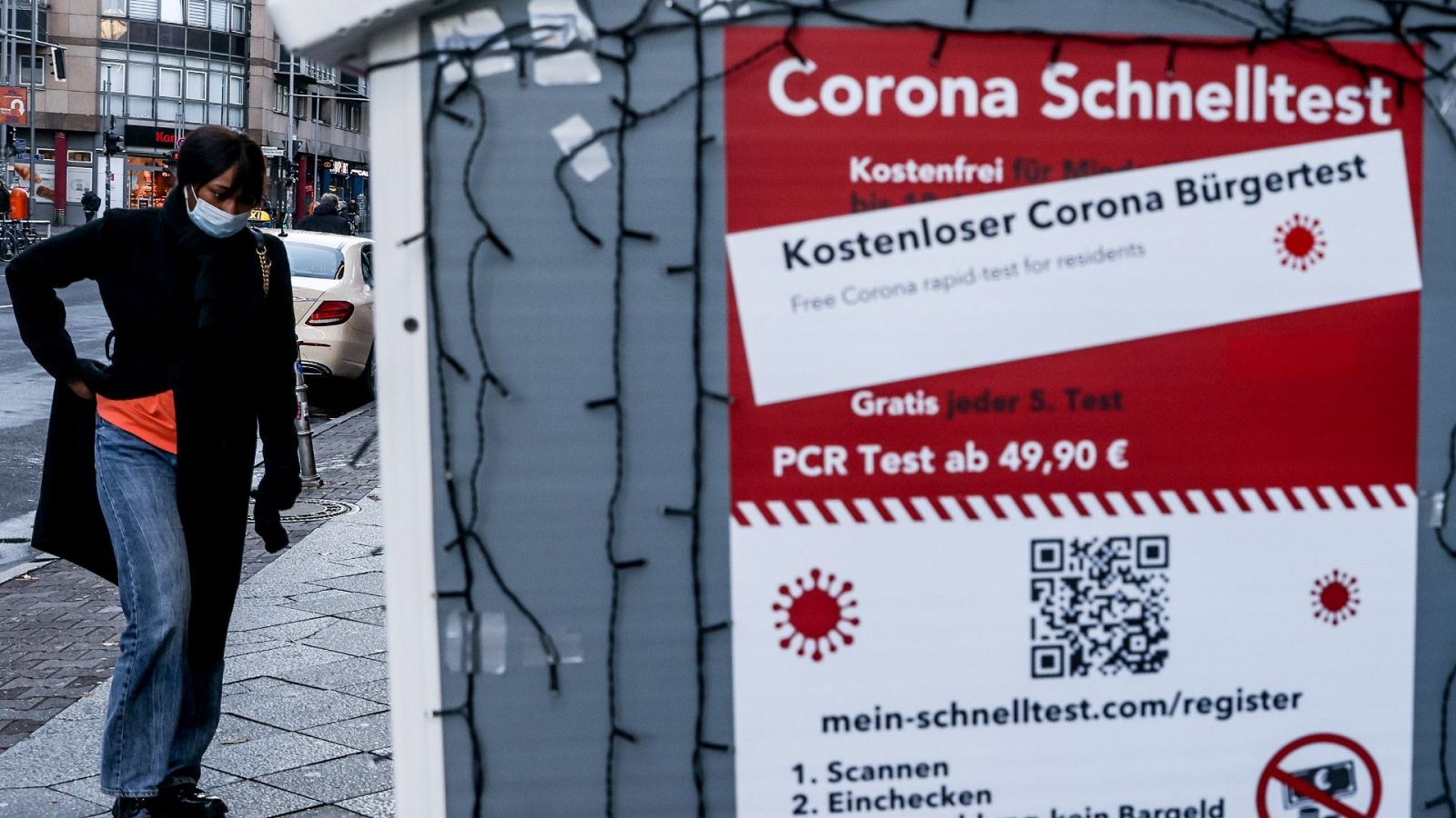 Una persona pasa frente a una zona de test rápidos de coronavirus en Berlín