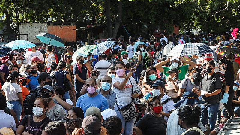 Una cola para vacunarse contra el coronavirus en la ciudad mexicana de Acapulco