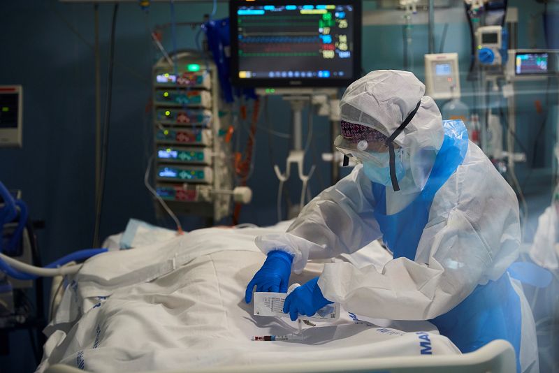 Enfermo en la UCI del Hospital del Mar de Barcelona