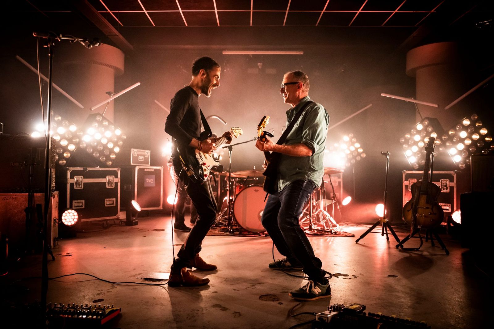 Moment de l'actuació de Quimi Portet amb el guitarrista Jordi Busquets