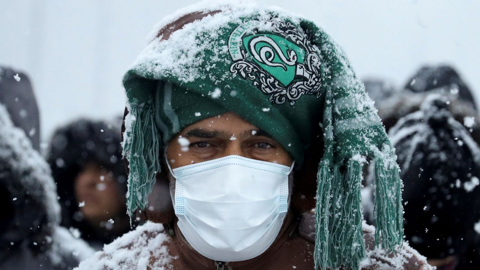 Un grupo de migrantes durante una nevada en el centro de acogida bielorruso