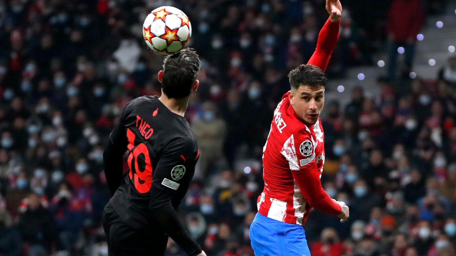 Giménez (dcha) y Theo Hernandez disputan un balón aéreo