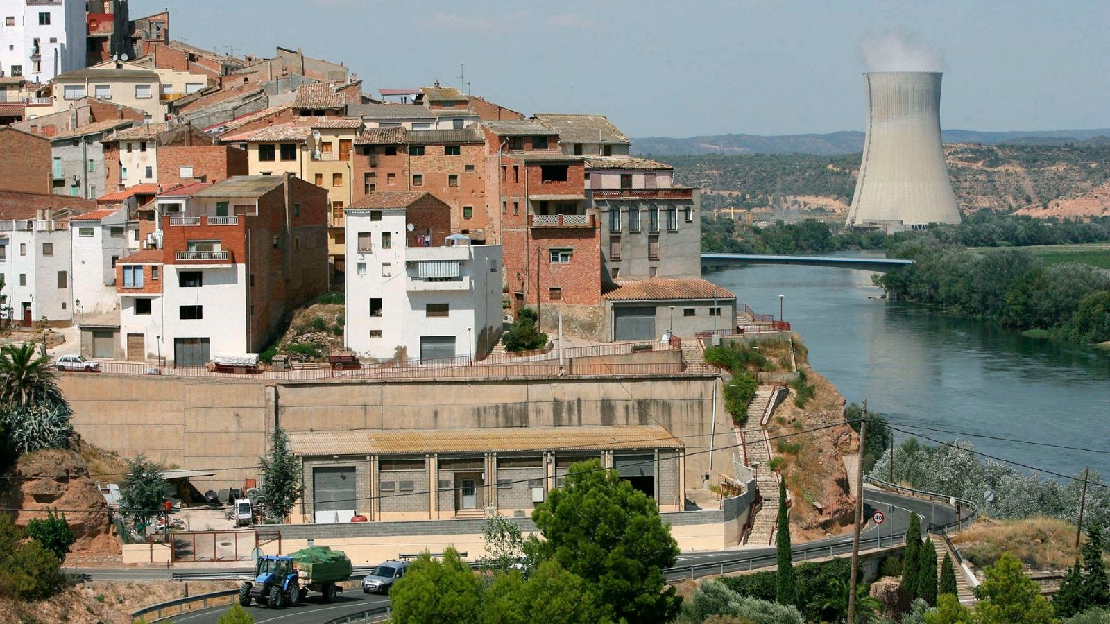 Vista de la localidad tarraconense de Ascó, con la central nuclear en funcionamiento 