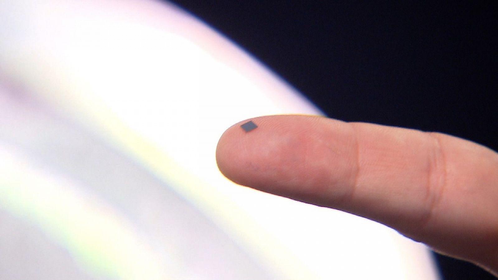 Un minúsculo chip sobre la yema de un dedo.
