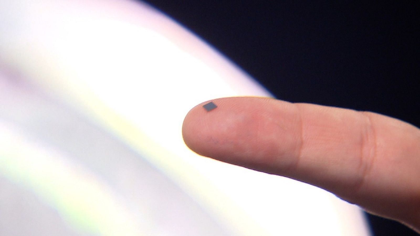 Un minúsculo chip sobre la yema de un dedo.