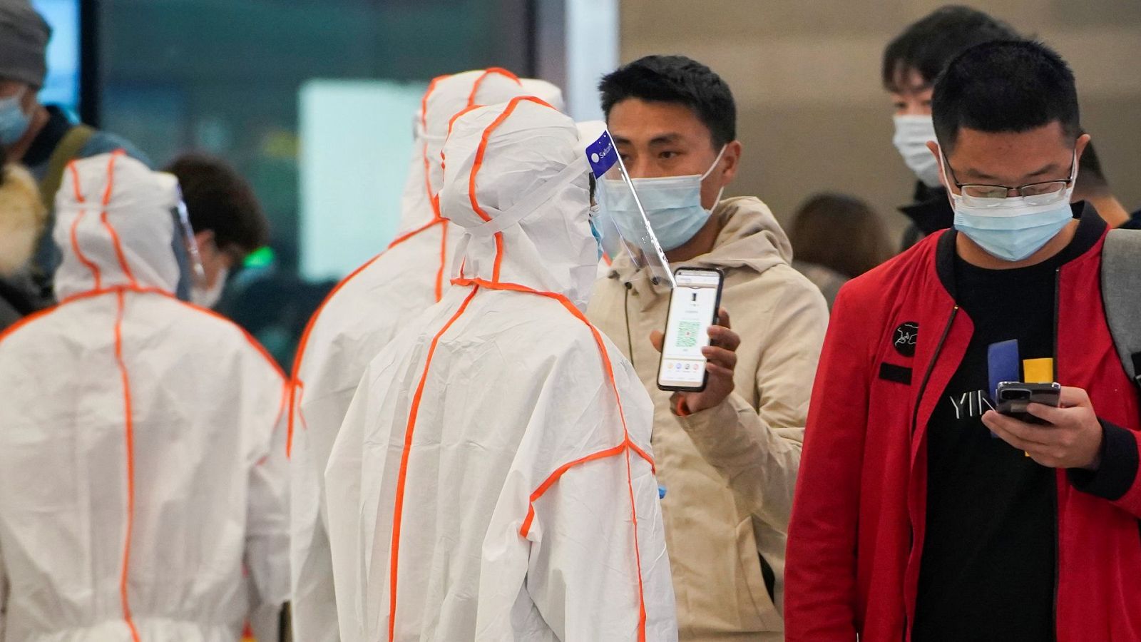 Un pasajero muestra su código QR en la estación de Hongqiao de Shanghai Hongqiao