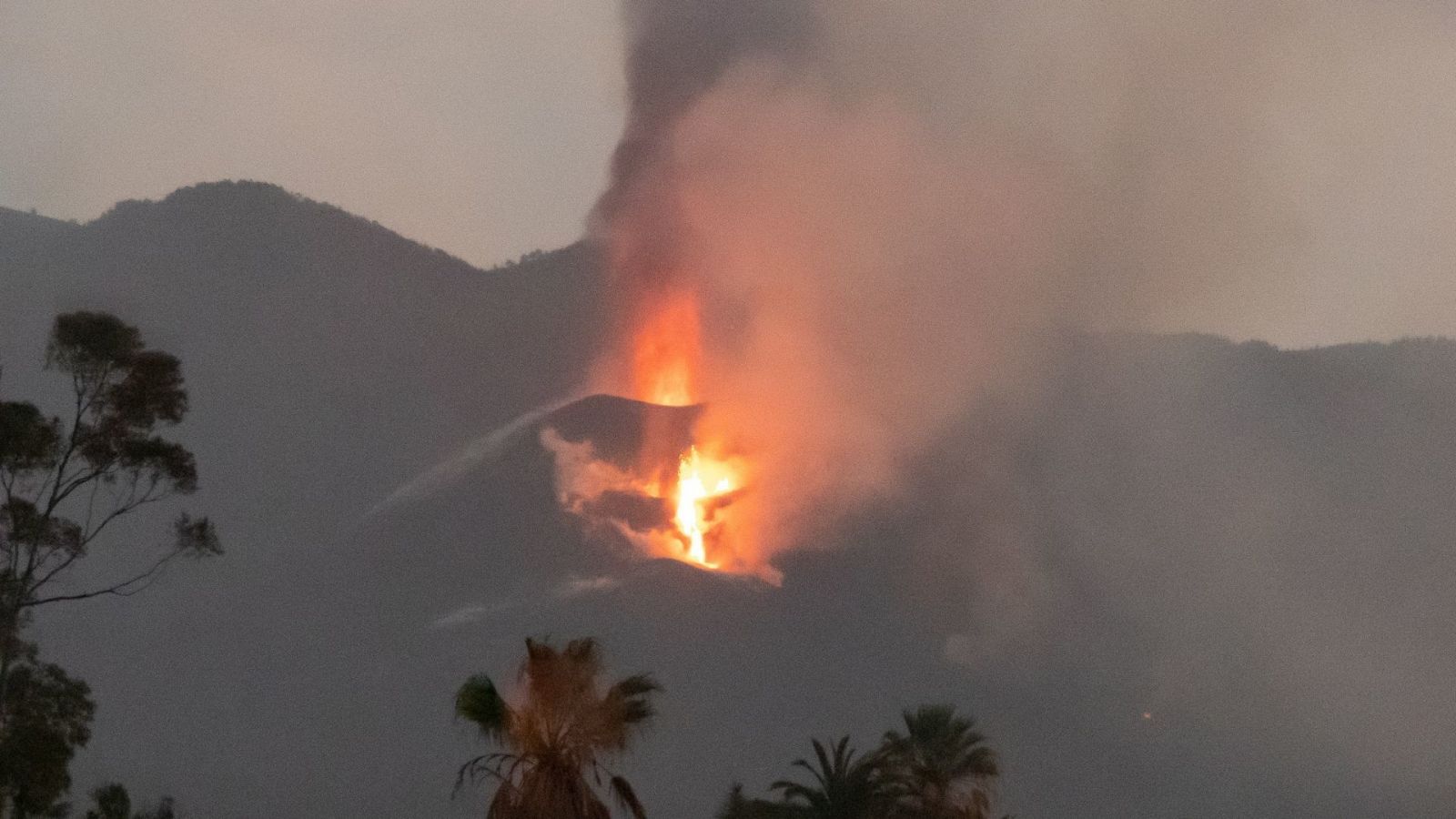 Una nueva boca de la que fluye otra colada de lava se abre en el volcán de La Palma