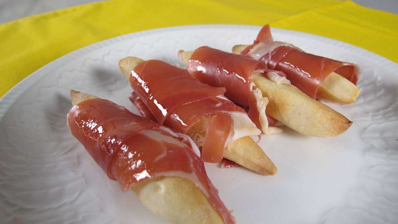 Receta de mini baguette crujiente con jamón, un apetitoso snack