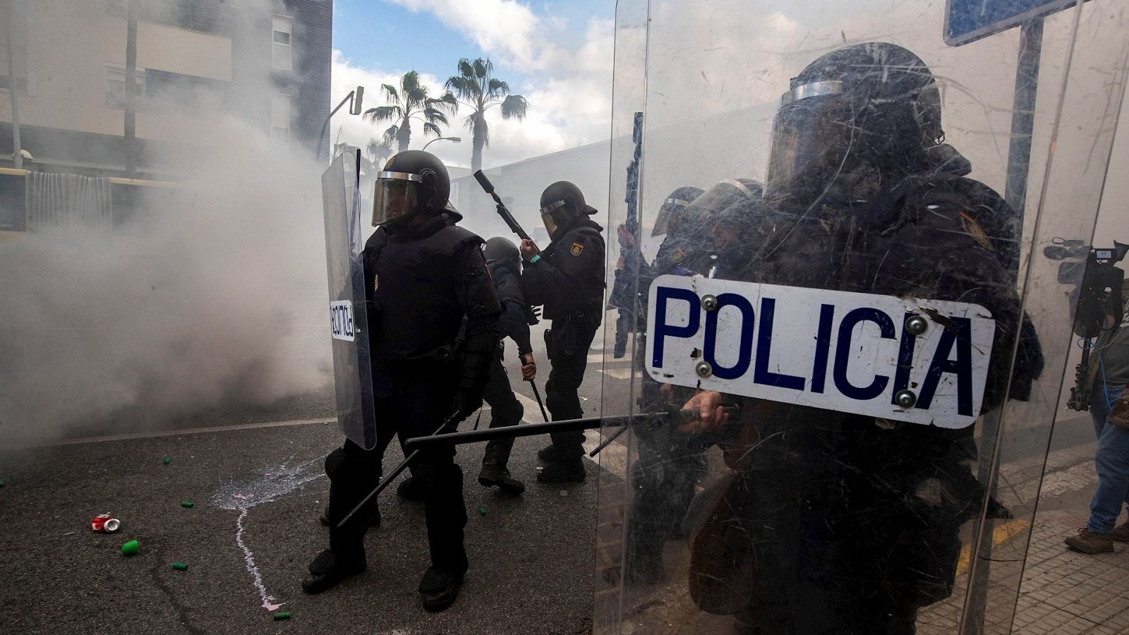 Policías antidisturbios durante una manifestación en la que se emplean pelotas de goma