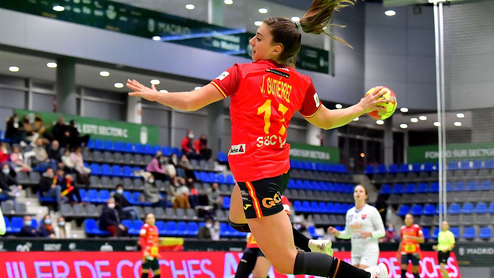 Imagen del partido de balonmano entre España y Eslovaquia en Boadilla del Monte.