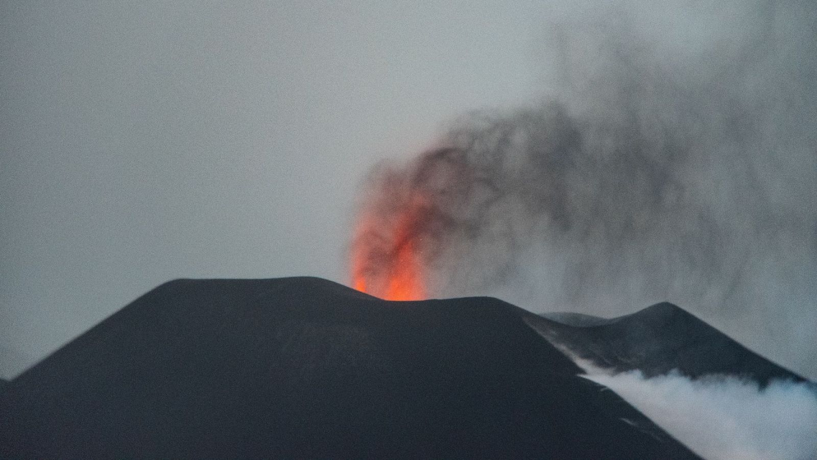 Imagen de este viernes del volcán Cumbre Vieja de La Palma