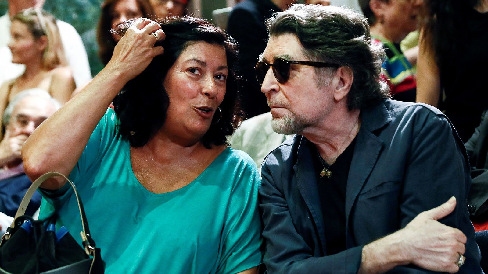 Almudena Grandes y Joaquín Sabina durante el acto de toma de posesión de Luis García Monero como director del Instituto Cervantes, en 2018.