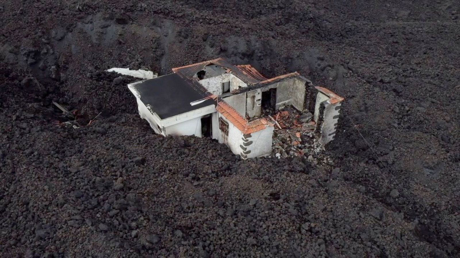 Una casa destrozada por la lava del volcán de La Palma cerca de Tajuya