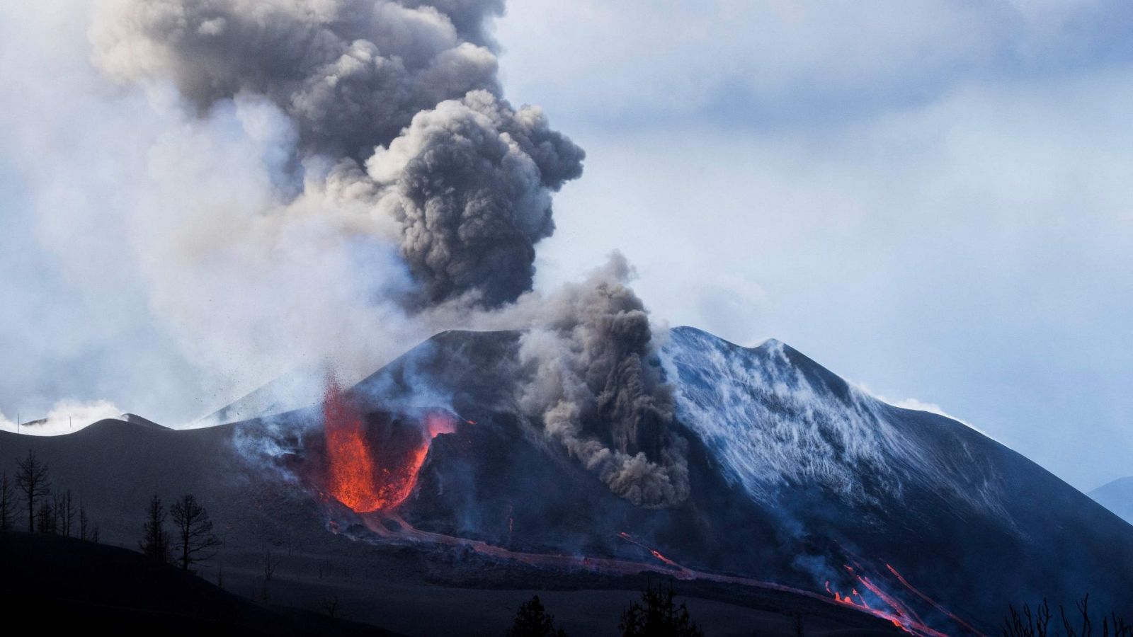 El volcán de Cumbre Vieja, en la isla canaria de La Palma cumple su día 72 con varias bocas activas