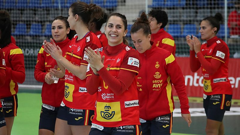 Las jugadoras de balonmano españolas celebran tras imponerse a Alemania en su partido del torneo internacional de balonmano femenino