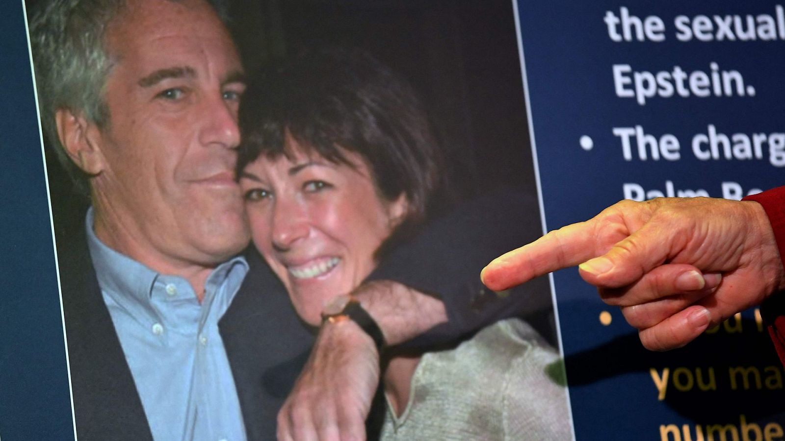 Foto de archivo donde aparece Jeffrey Epstein mientras abraza a Ghislaine Maxwell