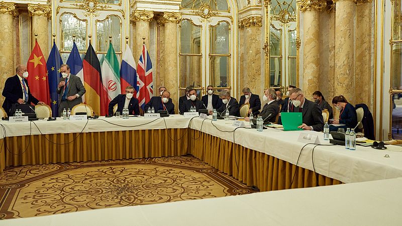 Los negociadores en la mesa del hotel de Viena en el que se están realizando las conversaciones