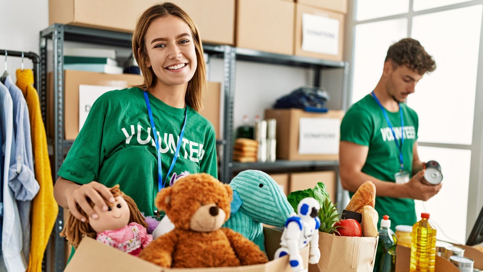  Dos jóvenes en una recogida de juguetes