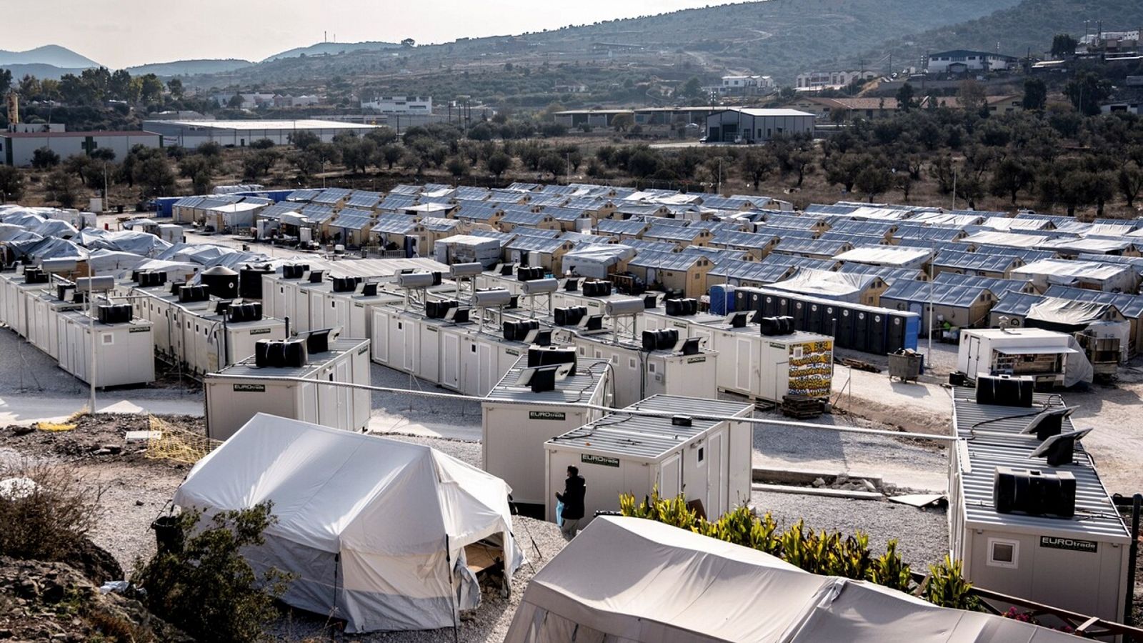 Vista del campo de Mavrovouni, en Lesbos, que el papa Francisco visitará el próximo domingo. EFE/ Vangelis Papantonis