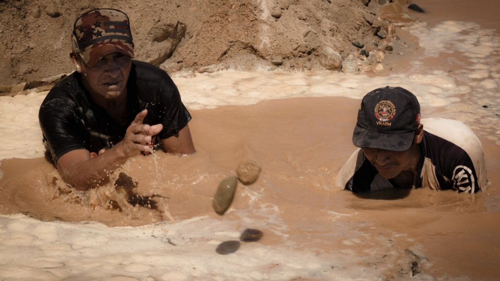 Mineros ilegales trabajando cerca del campamento "Delta 1", en Madre de Dios, Perú.