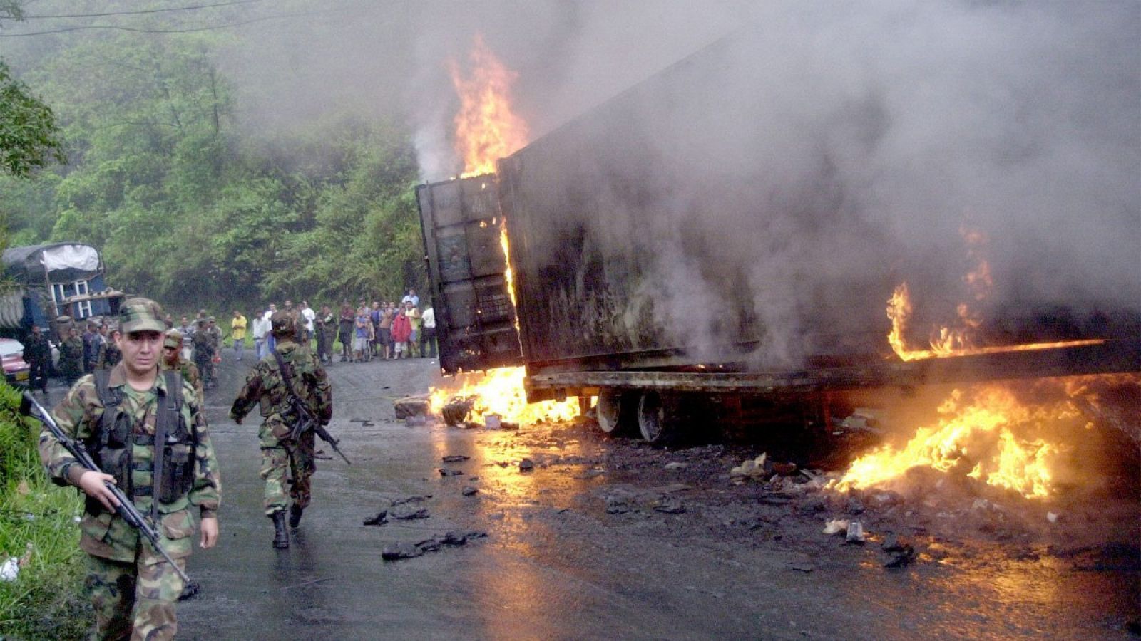El ejército colombiano acude a un atentado de las FARC en 2003
