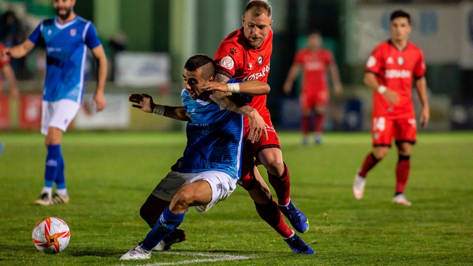 El sueco Guidetti, del Alavés (derecha), pugna un balón con un jugador del Mollerusa.