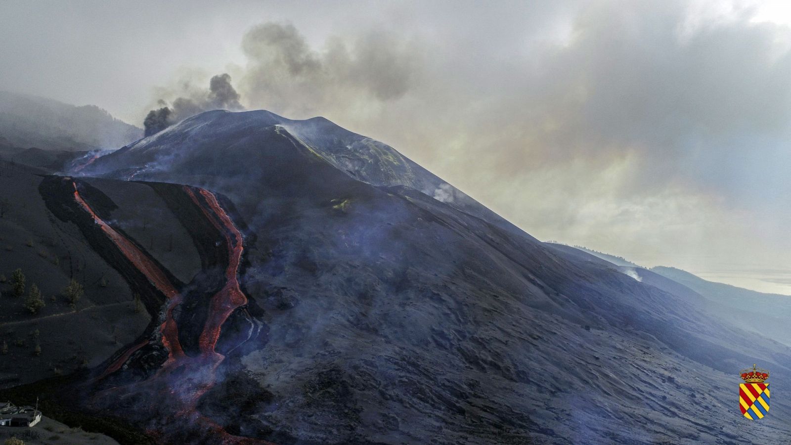 El volcán de La Palma parece que ha desplazado su actividad del cono principal al secundario