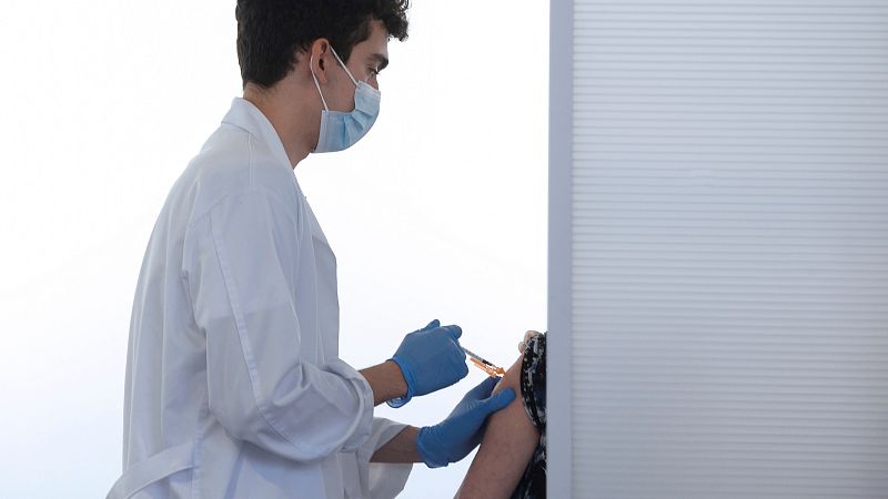 Un sanitario inocula la tercera dosis de Pfizer a una persona en Valladolid.