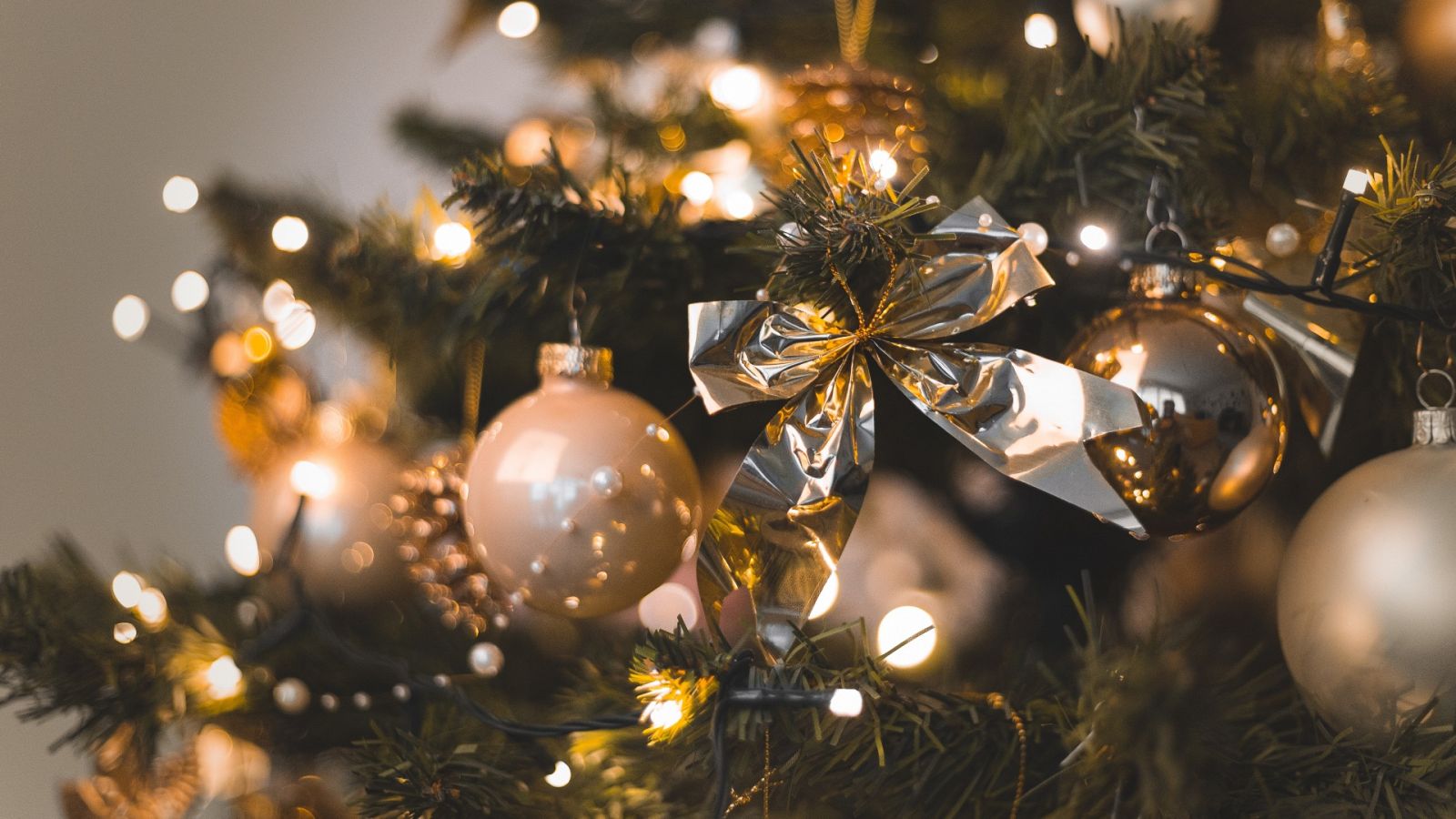 Un árbol de navidad en tonos dorados desprende glamour y elegancia