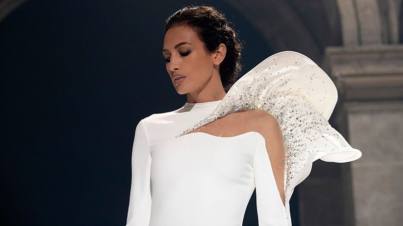 Cuando estoy dibujando siempre pienso en la figura de Nieves, porque ella es como una escultura", afirma el diseñador francés