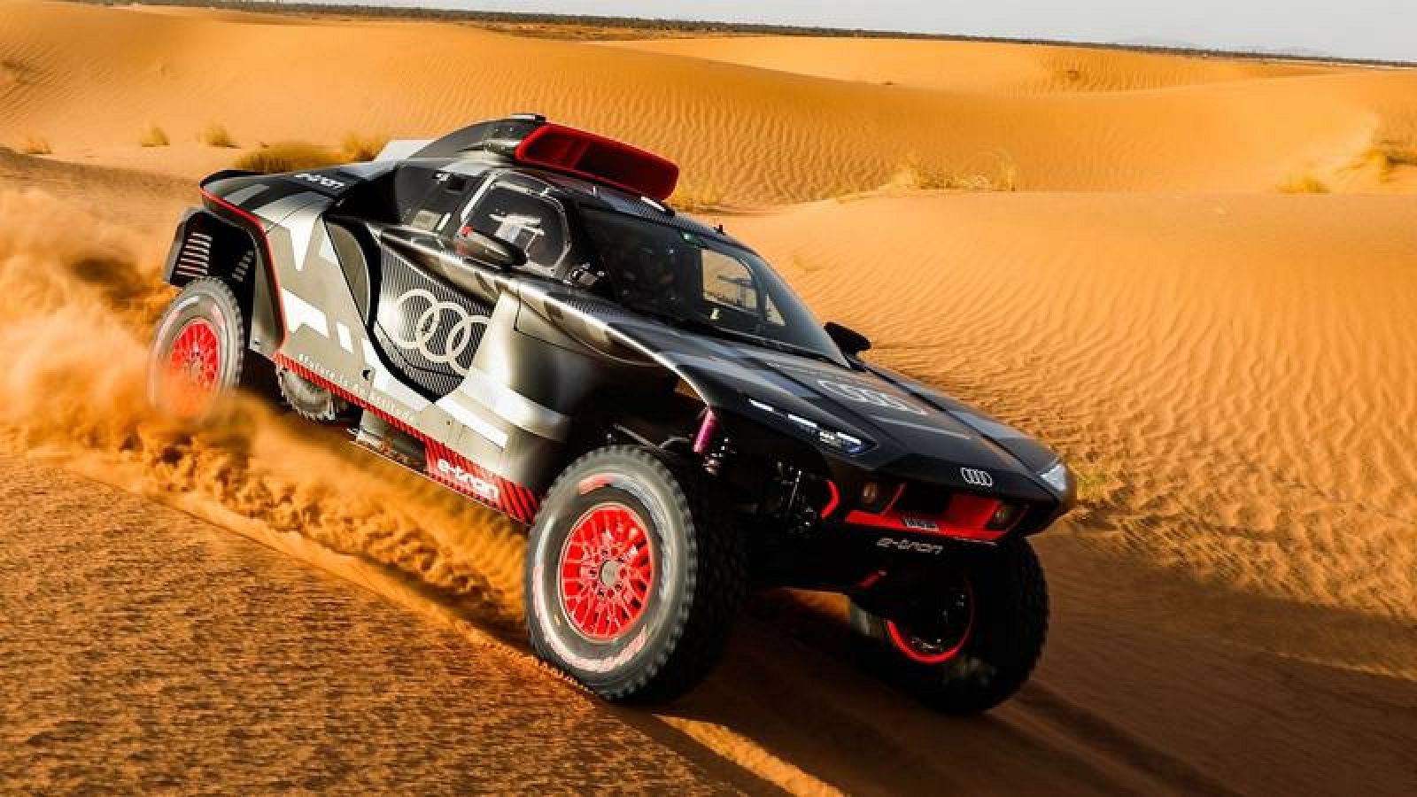 Imagen del Audi QS e-tron con el que Carlos Sainz compite en el Dakar 2022. 