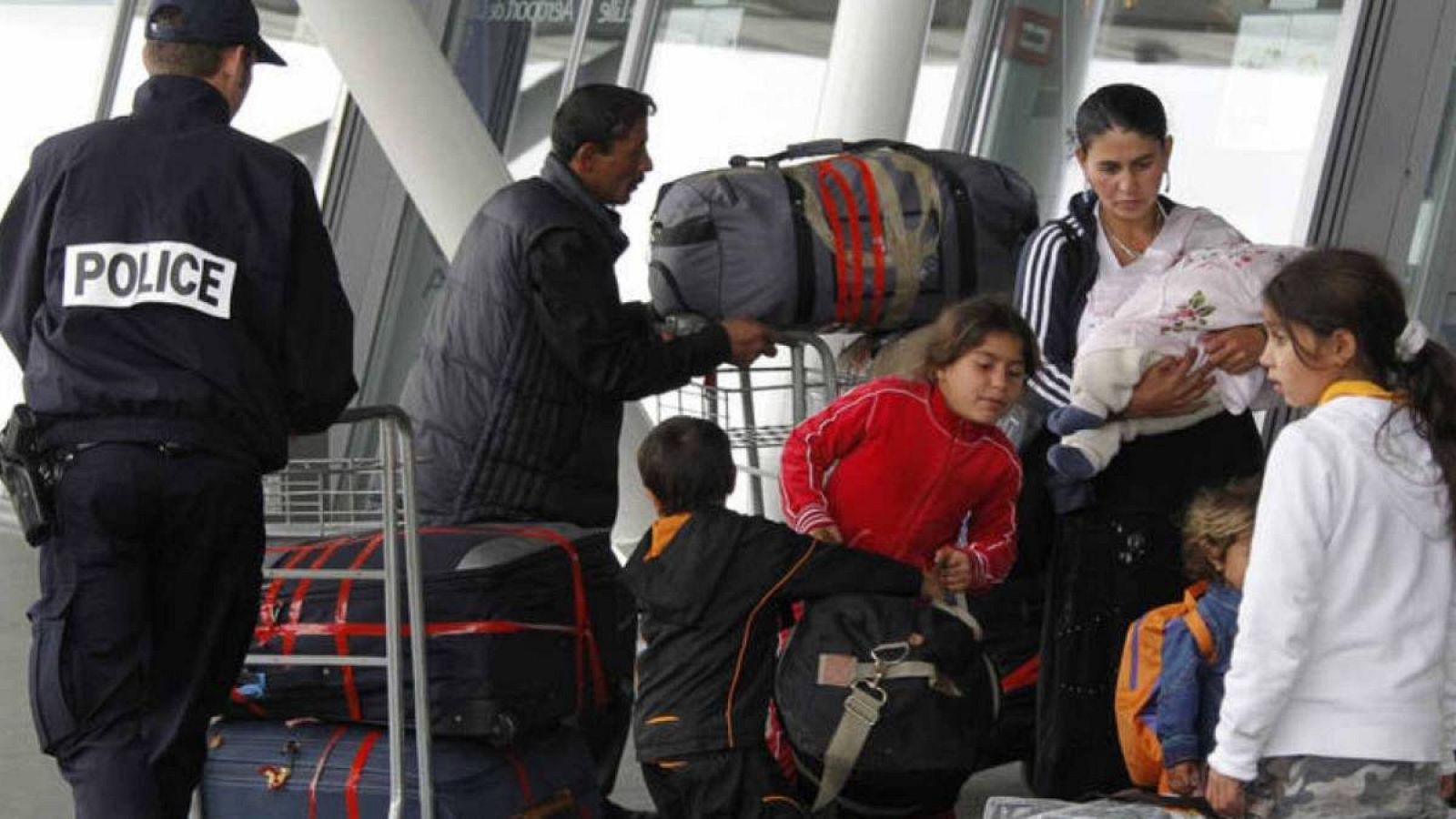 Una familia de rumanos se prepara en el aeropuerto de Lille para ser expulsada de Francia.