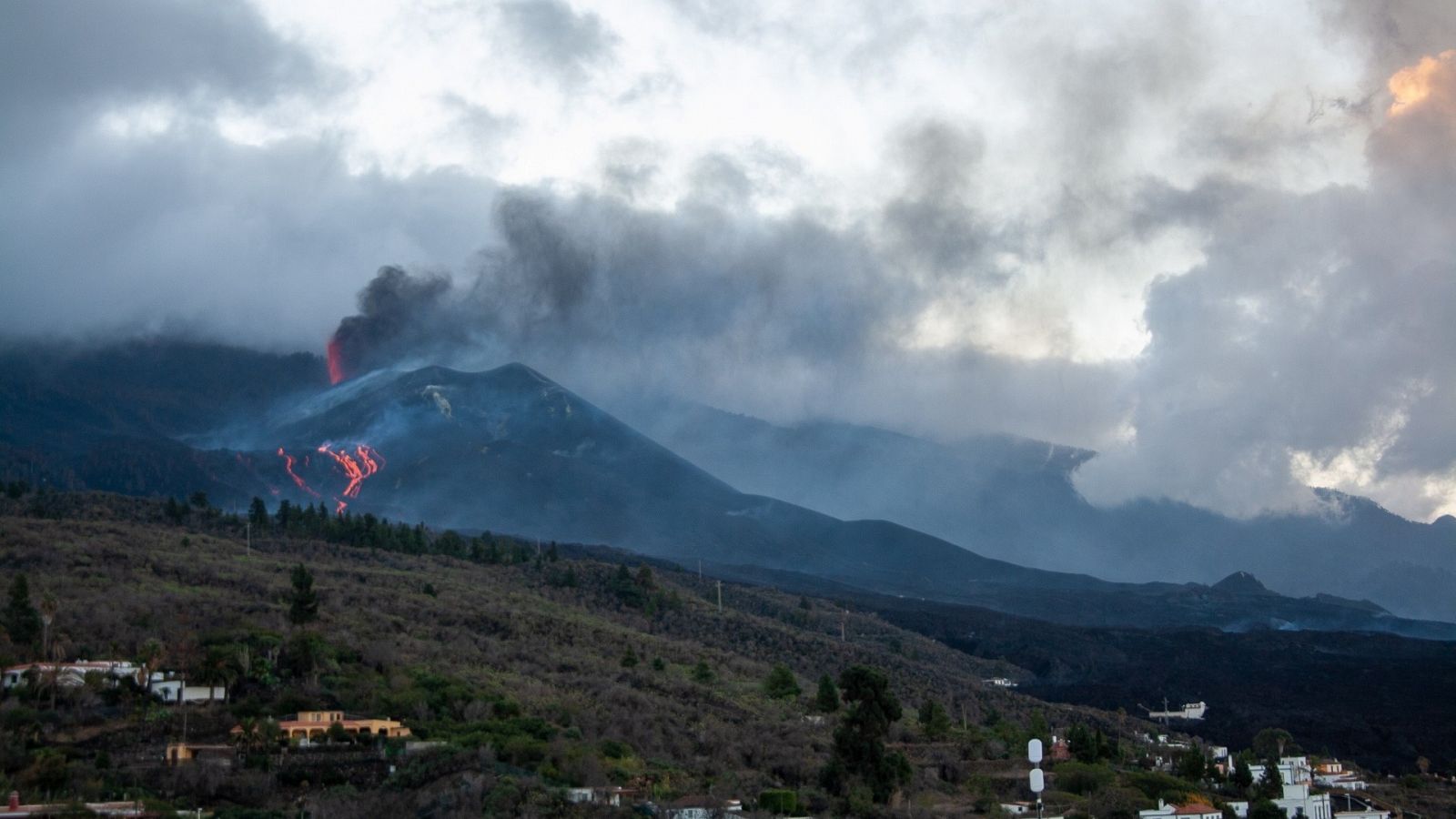 El volcán de Cumbre Vieja, en La Palma, desde el mirador de Tajuya a primera hora de este jueves