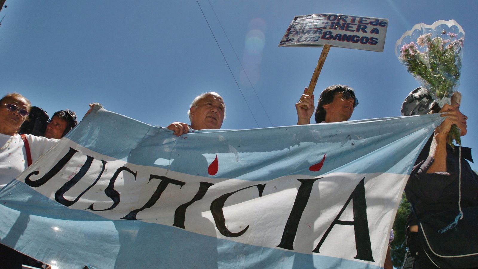 Ahorradores argentinos protestan para poder recuperar sus depósitos perdidos tras el corralito