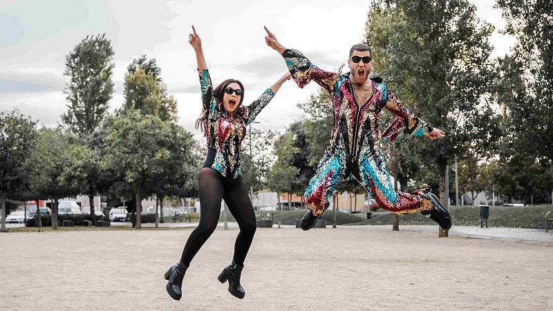 Els dos membres de Ladilla Rusa saltant al carrer