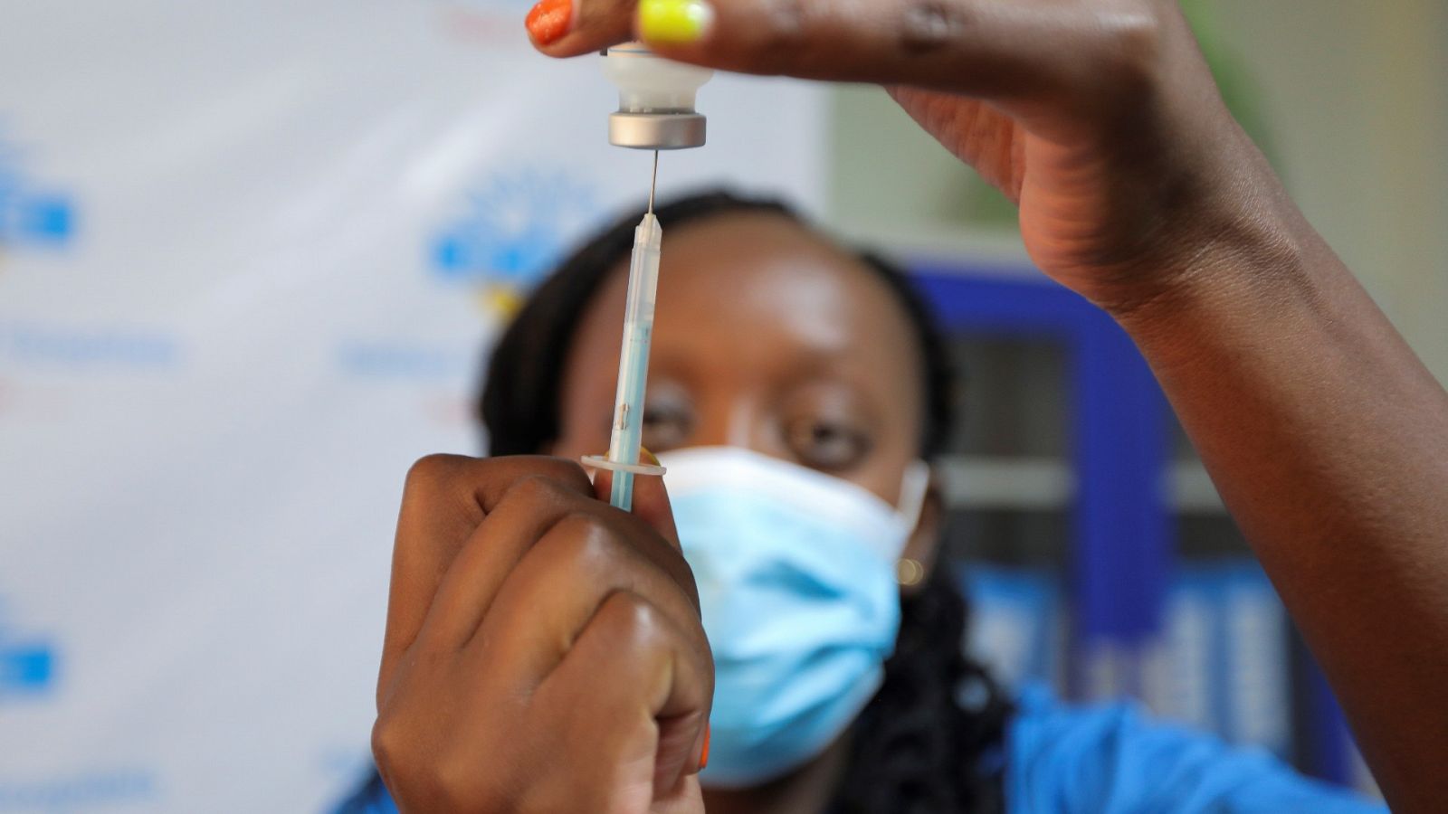Una sanitaria en Kenia se prepara para inyectar una dosis de la vacuna Moderna en un hospital de Nairobi.