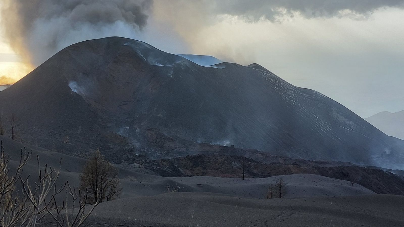 El cono secundario del volcán deja de expulsar lava