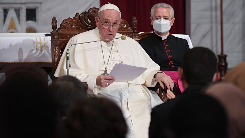 El papa Francisco durante una ceremonia con refugiados el viernes 3 de diciembre de 2021 en la Iglesia de Santa Cruz, Nicosia (Chipre).
