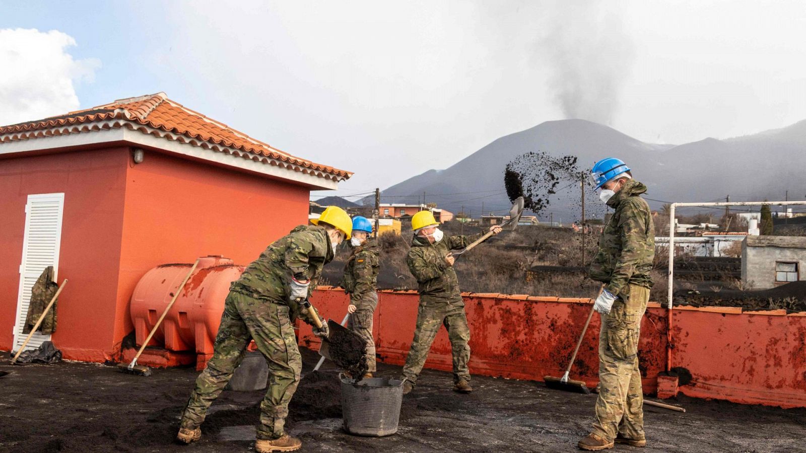 Miembros de la UME retiran la ceniza del volcán de La Palma